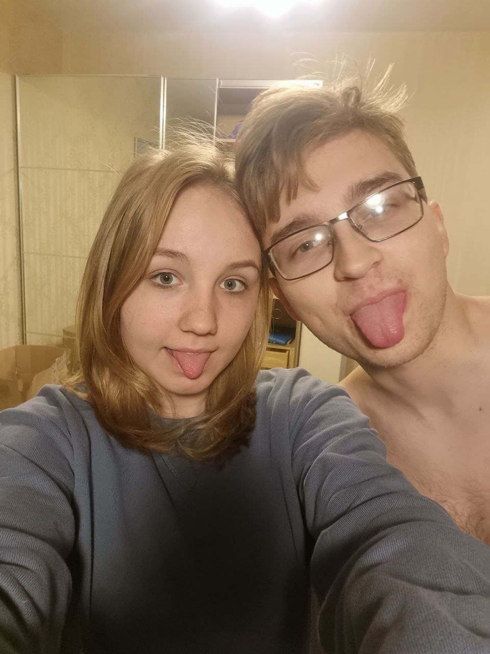Селфи с высунутыми языками