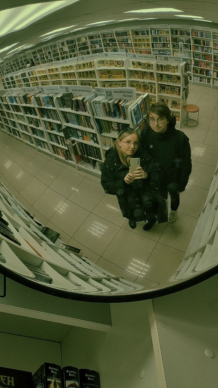 Пара в книжном магазине